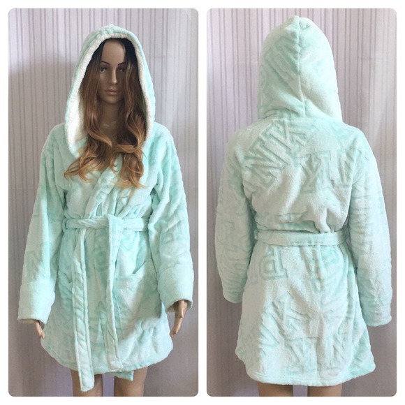 PINK Victoria's Secret Other - New Victoria's Secret Pink Sherpa Hooded Robe